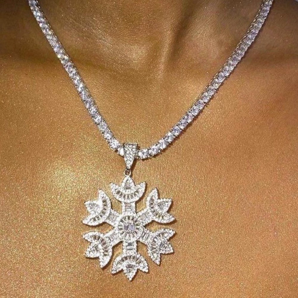 Icy snowflake necklace 18 inches